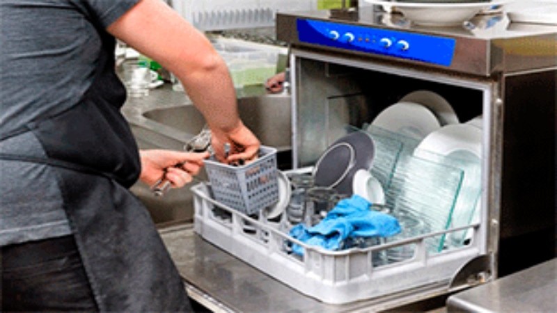 Els rentavaixelles industrials són un equipament clau per garantir la seguretat alimentària